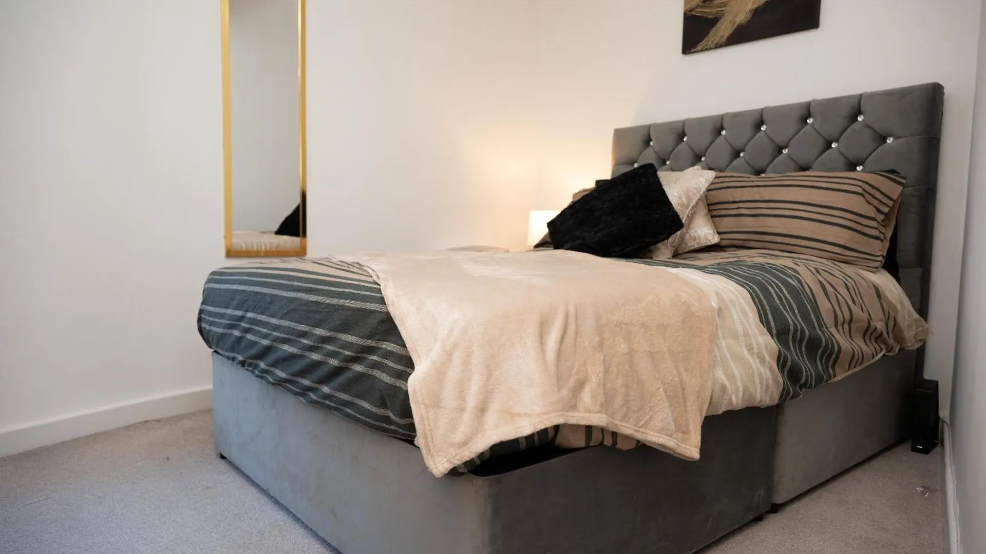 Corporate-Friendly 2Br Apartment In Leeds, Near Kirkstall Shopping Centre Leeds  United Kingdom