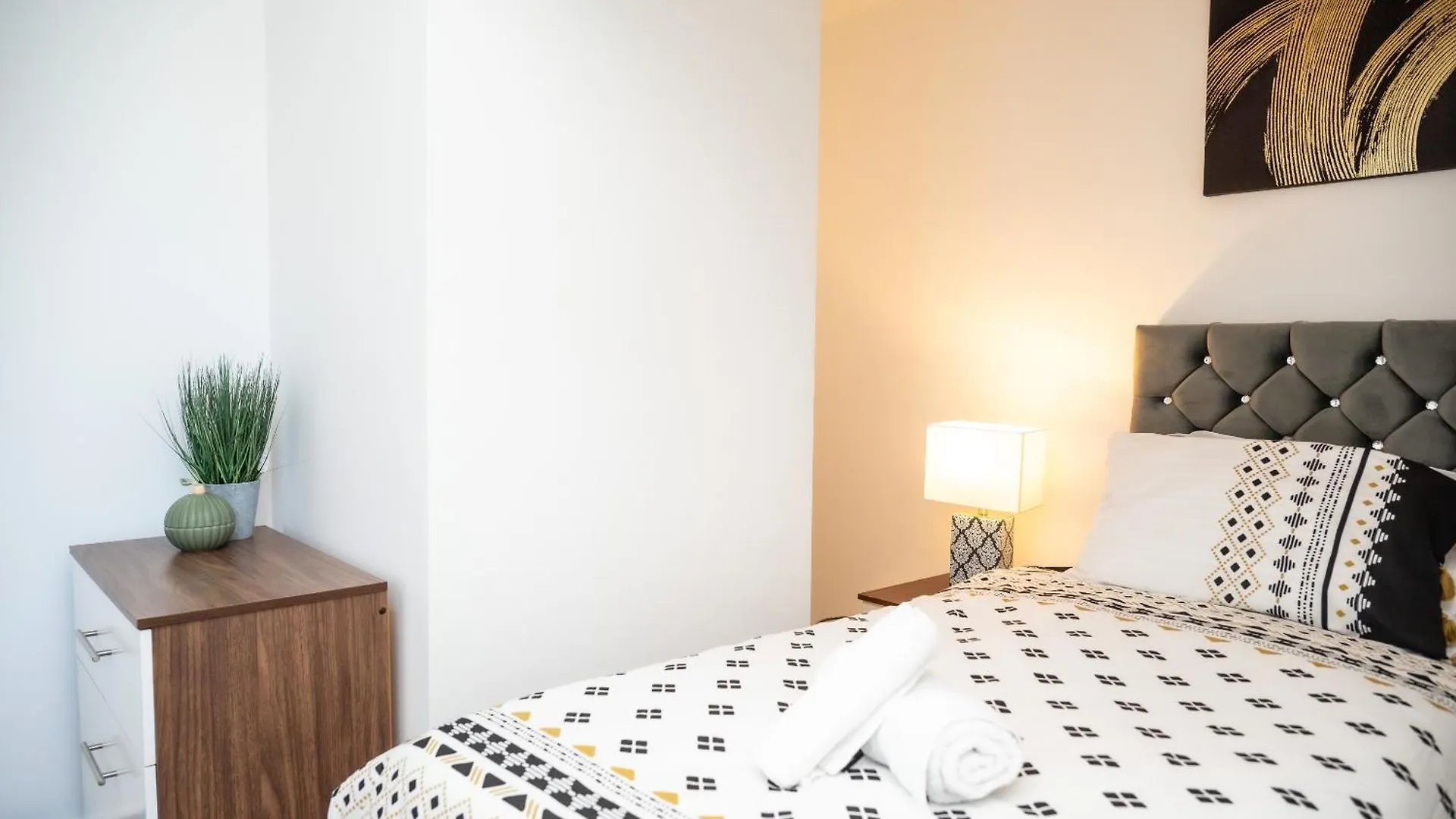 Corporate-Friendly 2Br Apartment In Leeds, Near Kirkstall Shopping Centre Leeds  0*, Leeds (West Yorkshire) United Kingdom