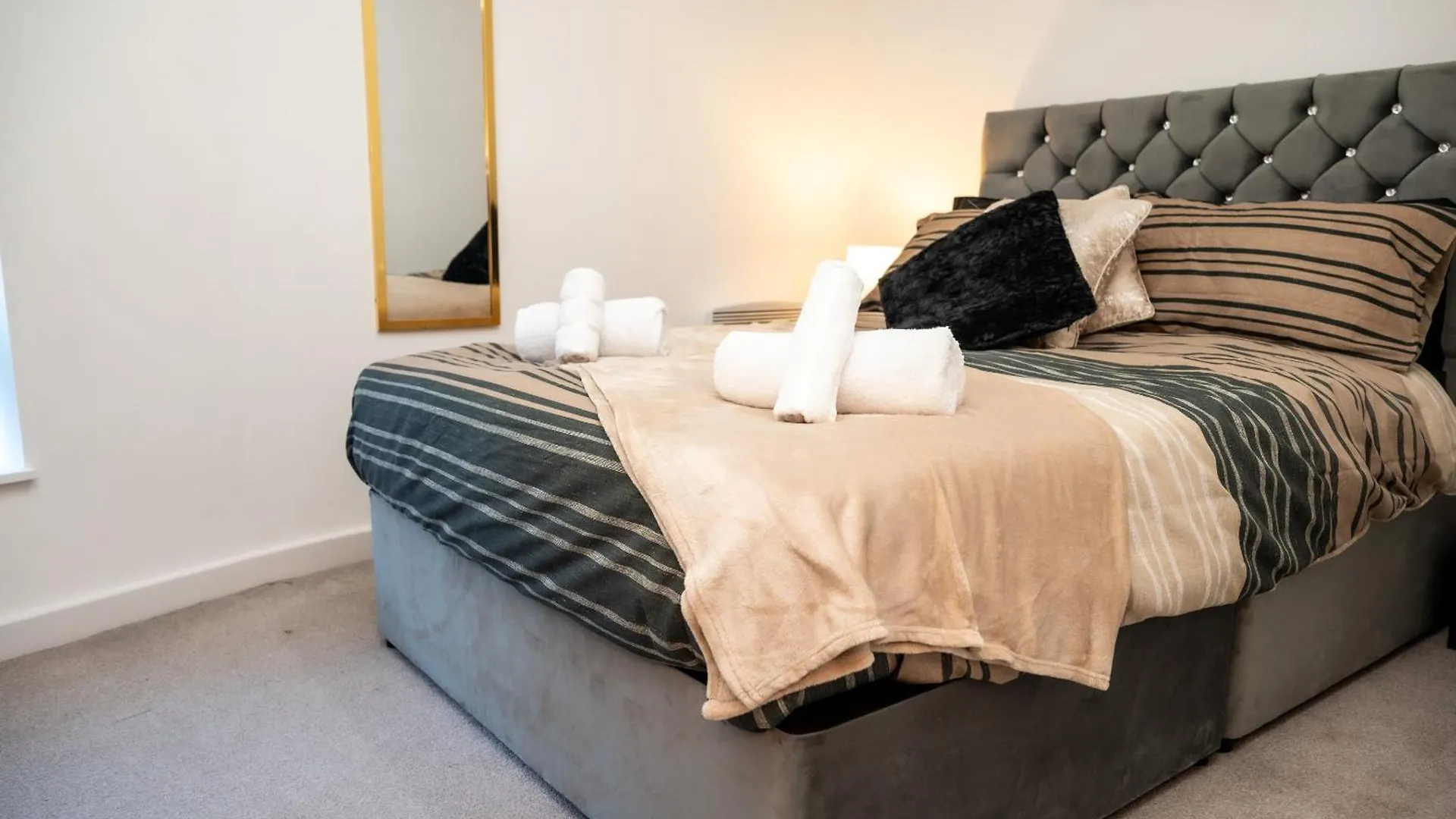 Corporate-Friendly 2Br Apartment In Leeds, Near Kirkstall Shopping Centre Leeds  Leeds (West Yorkshire)
