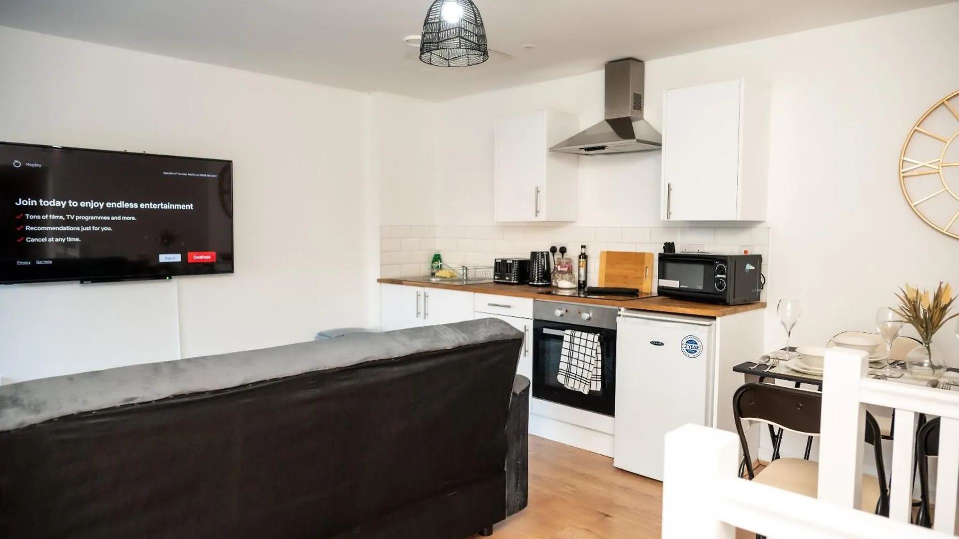 Corporate-Friendly 2Br Apartment In Leeds, Near Kirkstall Shopping Centre contacts