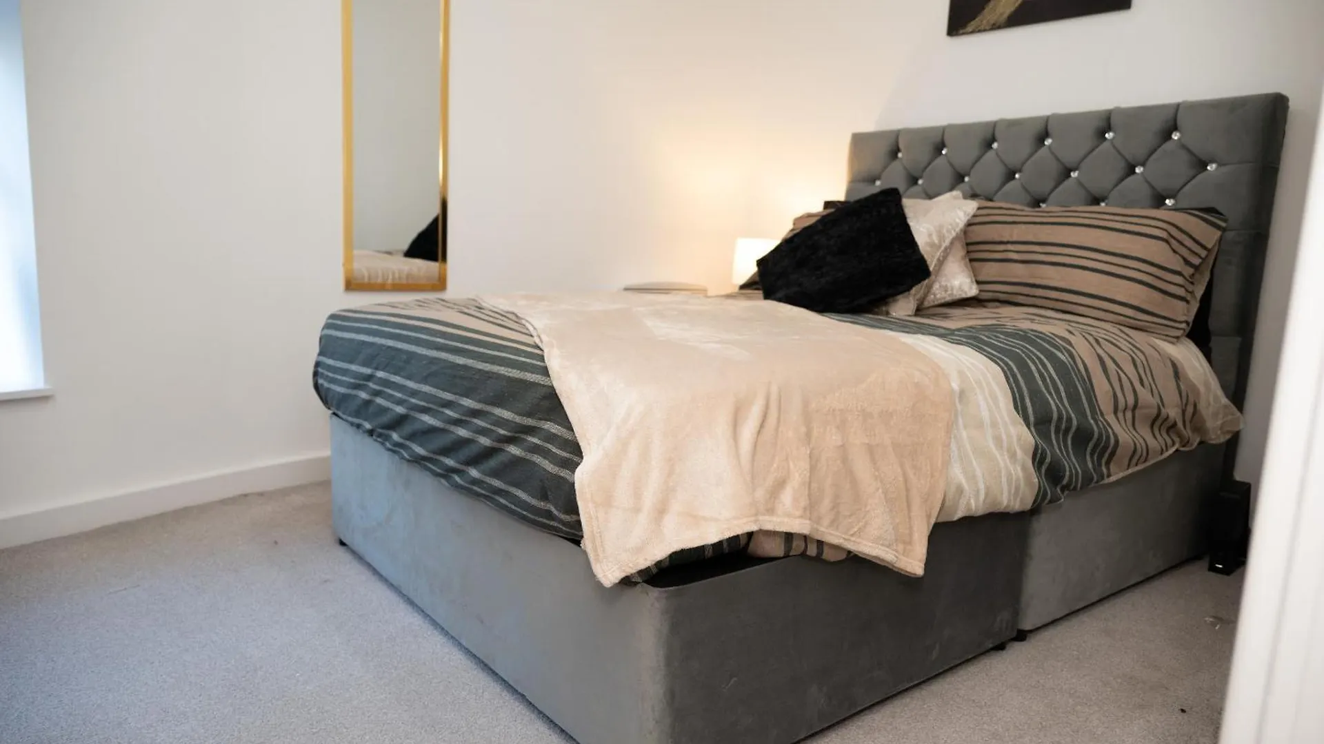 Corporate-Friendly 2Br Apartment In Leeds, Near Kirkstall Shopping Centre Leeds  0*, Leeds (West Yorkshire)