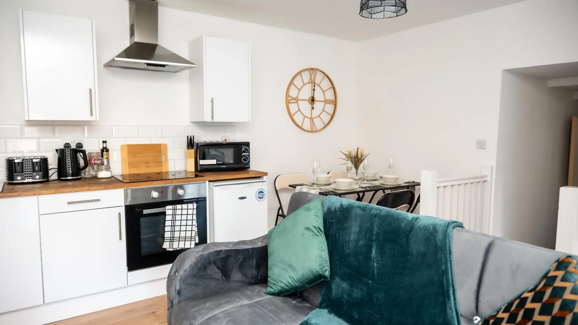 Corporate-Friendly 2Br Apartment In Leeds, Near Kirkstall Shopping Centre Leeds