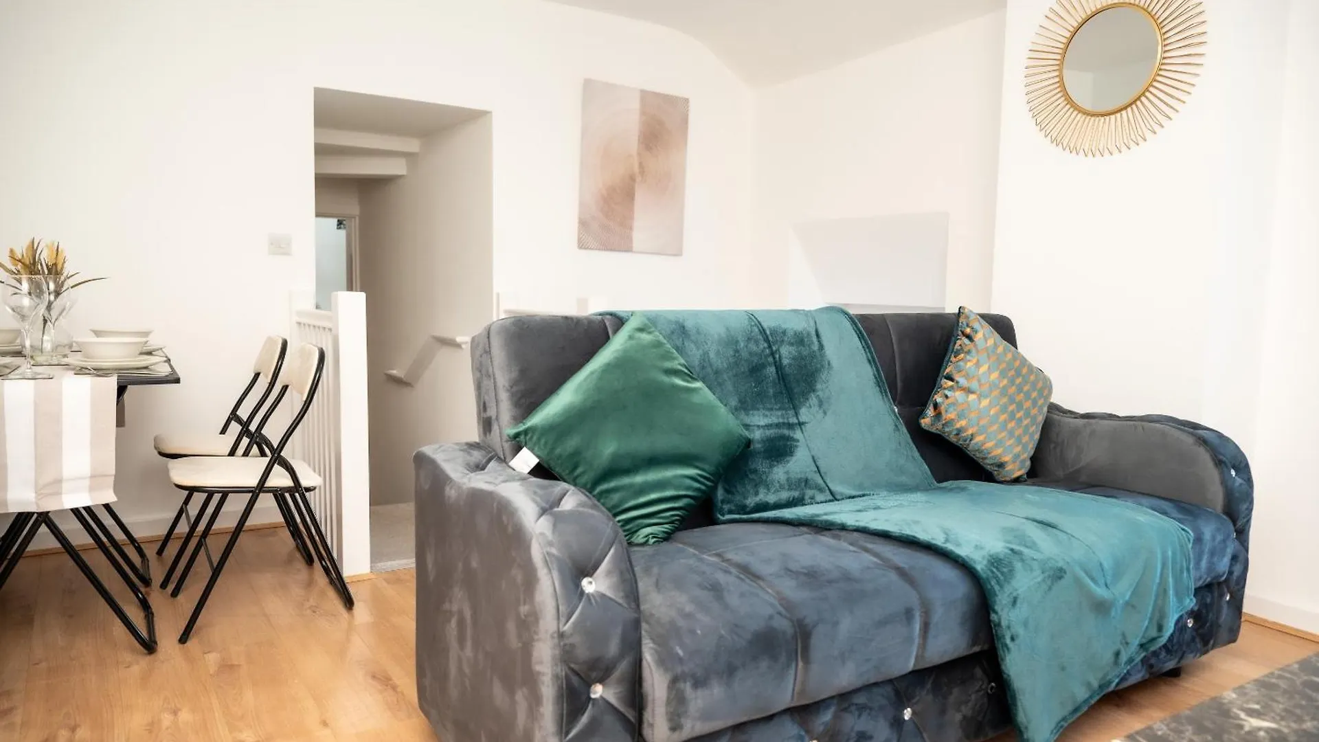 Corporate-Friendly 2Br Apartment In Leeds, Near Kirkstall Shopping Centre Leeds