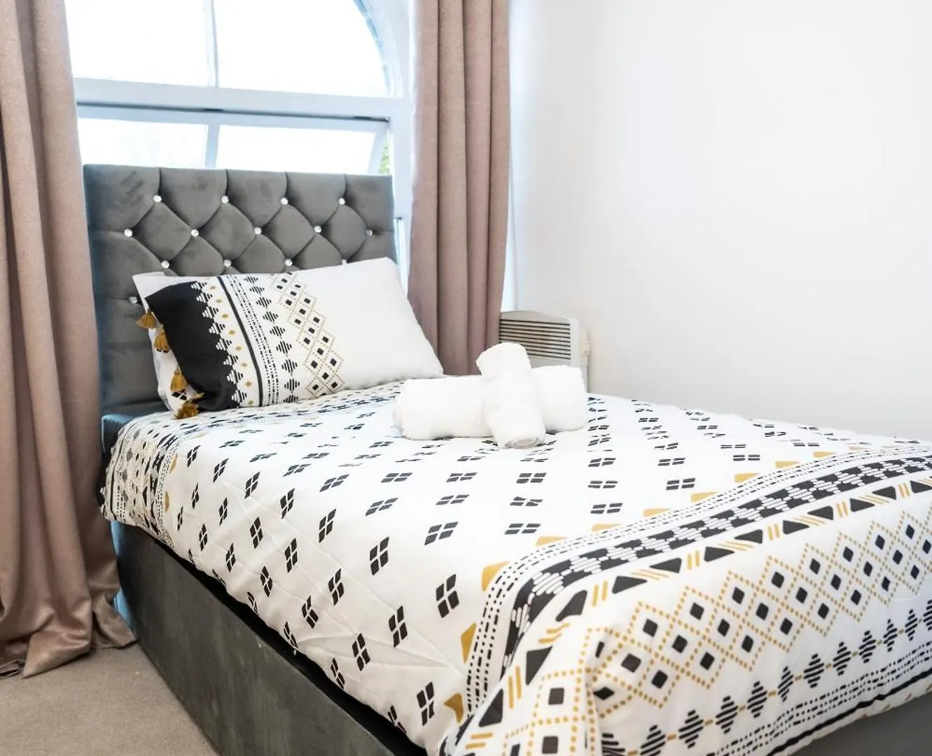 Corporate-Friendly 2Br Apartment In Leeds, Near Kirkstall Shopping Centre Leeds  Leeds (West Yorkshire)