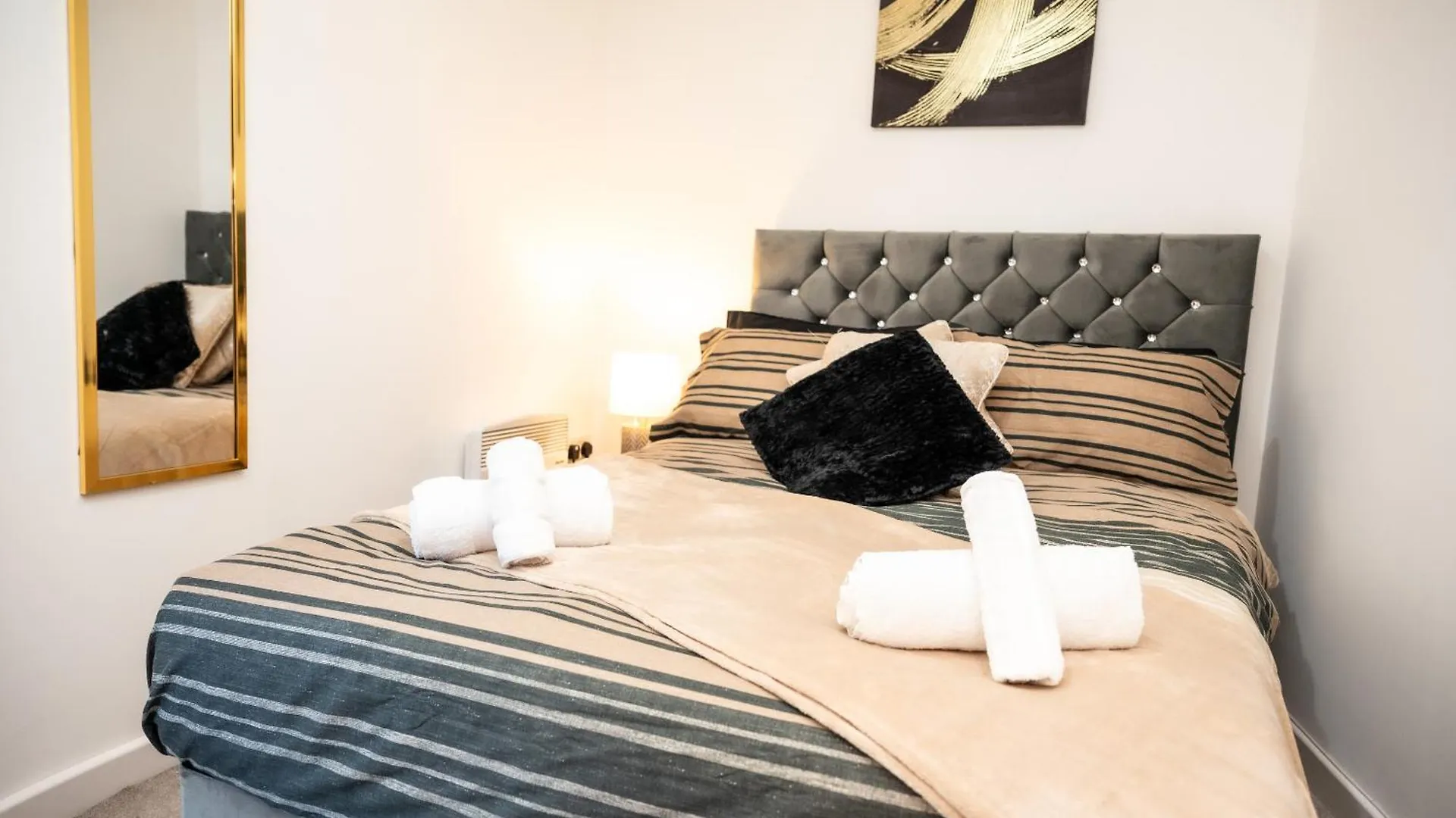 Corporate-Friendly 2Br Apartment In Leeds, Near Kirkstall Shopping Centre Leeds